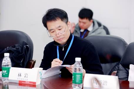 男人在喝饮料AI 生成的内容可能不正确。